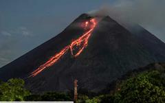 Indonésie: le volcan Merapi crache de la lave incandescente