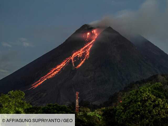 Indonésie: le volcan Merapi crache de la lave incandescente