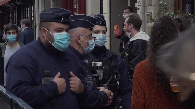 VIDÉO.Retour du beau temps: des centaines de Parisiens un verre à la main, la police intervient