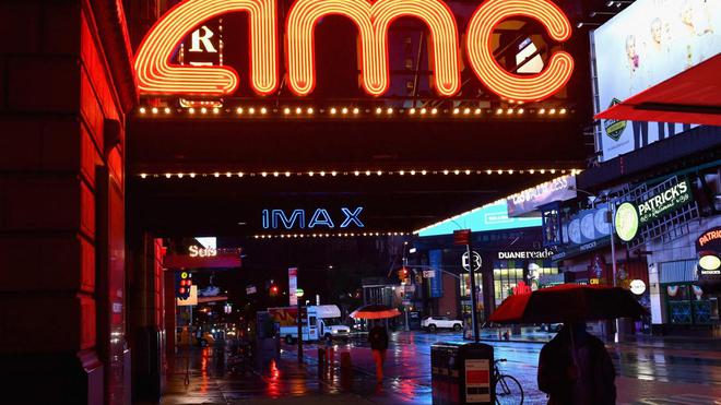 Covid-19: après un an de fermeture, les cinémas autorisés à rouvrir à New York