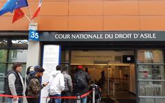Représentant « une grave menace pour la société », avec quatre condamnations dont une pour apologie du terrorisme, la Justice idéologique refuse de retirer le statut de réfugié à un migrant tchétchène