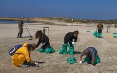 VIDÉO - Opération de nettoyage sur les côtes israéliennes et libanaises après une marée noire massive