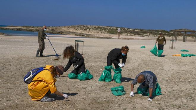 VIDÉO - Opération de nettoyage sur les côtes israéliennes et libanaises après une marée noire massive