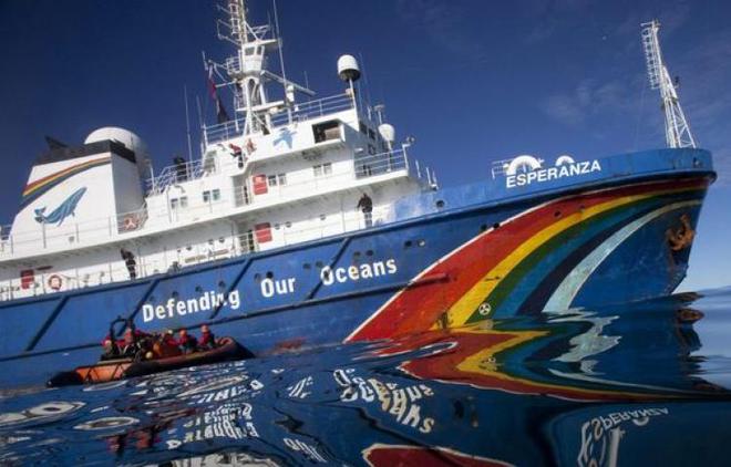 Une action de Greenpeace met en danger des bateaux français en Manche-est