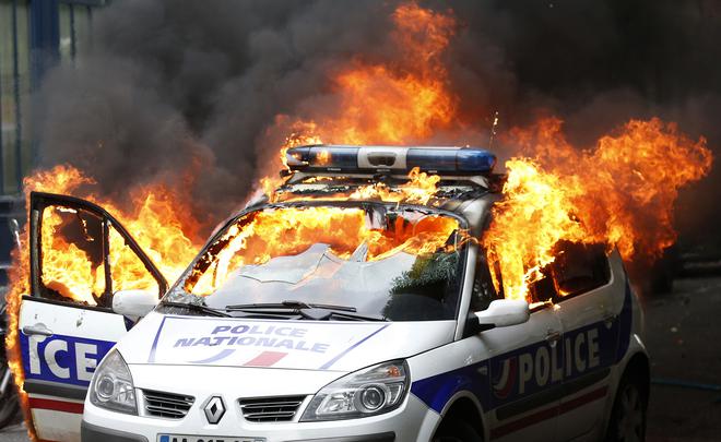 Une voiture de police incendiée à Mulhouse, deux individus interpellés (VIDEO)