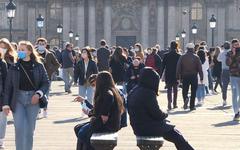 VIDÉO. Covid-19 : à Paris, les nombreux promeneurs profitent du soleil