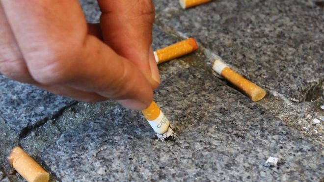 Pollueurs-payeurs: les fabricants de cigarettes vont devoir mettre la main au portefeuille pour les mégots jetés par terre