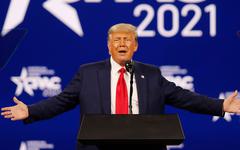 Trump dénonce la politique migratoire de Biden : “Nous leur avons laissé la frontière sud la plus sûre de l’histoire du pays. Ils l’ont transformée en désastre, les clandestins affluent par dizaines de milliers”