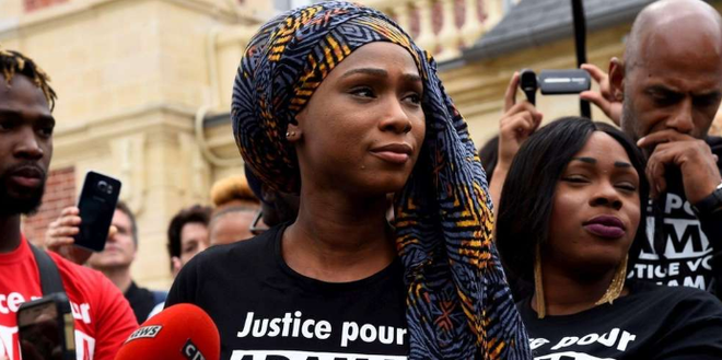 Assa Traoré, visée par une plainte en diffamation pour avoir révélé l’identité des gendarmes ayant interpellé son frère (MàJ : elle a été condamnée)