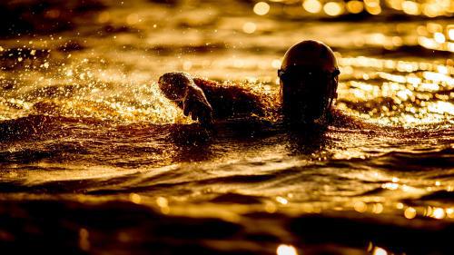 Pour échapper à un contrôle après le couvre-feu, le joggeur s’enfuit à la nage