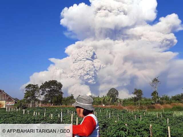 Indonésie: le volcan Sinabung crache une spectaculaire colonne de cendres