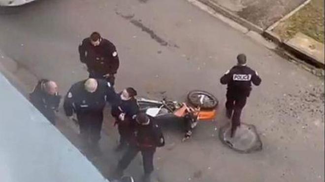 Calais : un blessé léger après un accident de moto. « Je ne cautionne pas les agissements de mon fils, mais la police n’aurait pas dû le poursuivre […] je vais déposer plainte contre les policiers. »