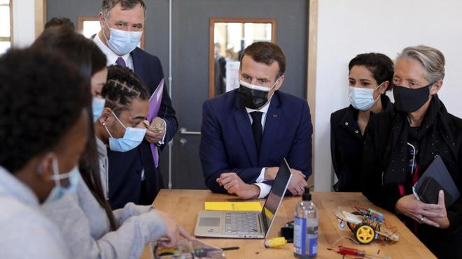 Insertion professionnelle : Macron lance le dispositif "un jeune, un mentor"
