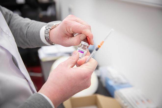 Covid-19 : l’Allemagne autorise finalement le vaccin AstraZeneca pour les plus de 65 ans