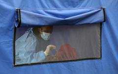 Covid-19 : le variant sud-africain immuniserait contre les autres variants, affirme une étude