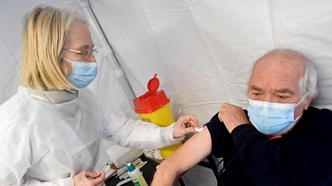 Covid-19: 220.000 Français vaccinés samedi, la situation sanitaire reste tendue