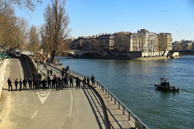Coronavirus à Paris : les quais de Seine évacués par la police