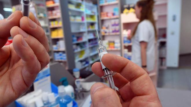 Vaccin anti-Covid-19: on «commencera bien le 15 mars» dans les pharmacies
