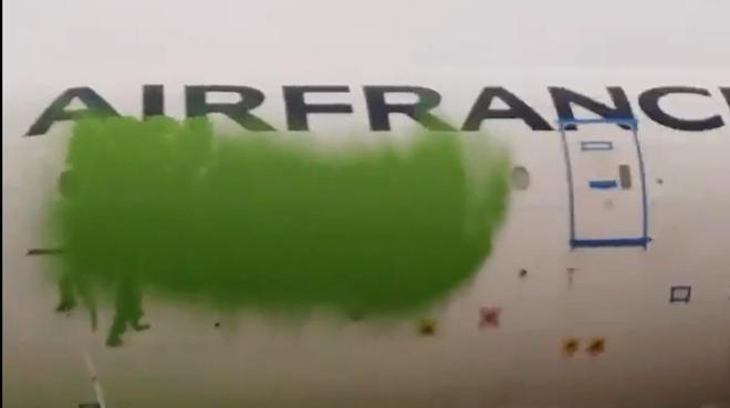 Ils repeignent un avion Air France en vert: 9 militants de Greenpeace au Tribunal