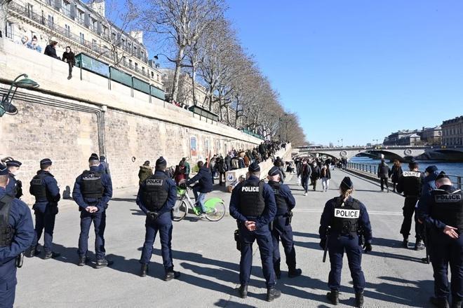 Covid-19 : Anne Hidalgo « très choquée » par l’évacuation des quais de Seine par la police à Paris
