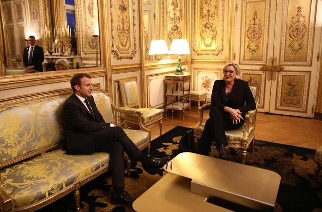 Présidentielle 2022 : face à Marine Le Pen, Emmanuel Macron cherche la bonne stratégie