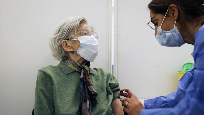Liévin : première injection de vaccin pour Geneviève, 101 ans