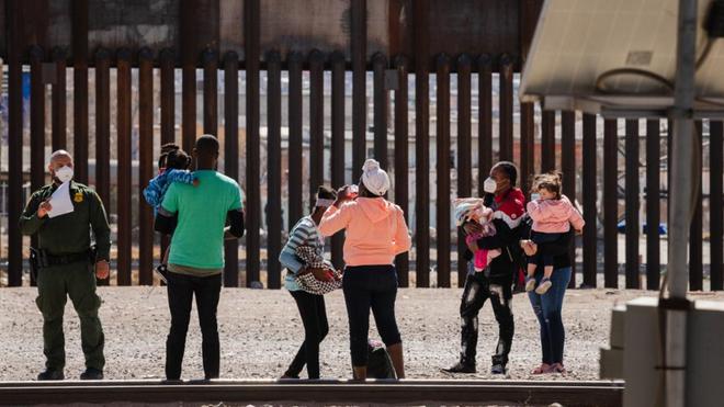 États-Unis : Joe Biden confronté à un afflux inédit de migrants à la frontière mexicaine