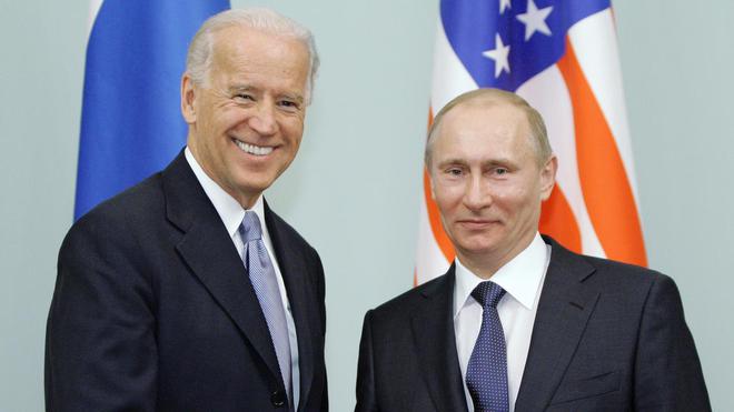 "C'est celui qui le dit qui l'est" : quand Vladimir Poutine se moque de Joe Biden