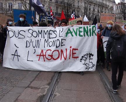 Près de 300 personnes ont défilé à Grenoble pour des mesures concrètes pour le climat et contre la précarité