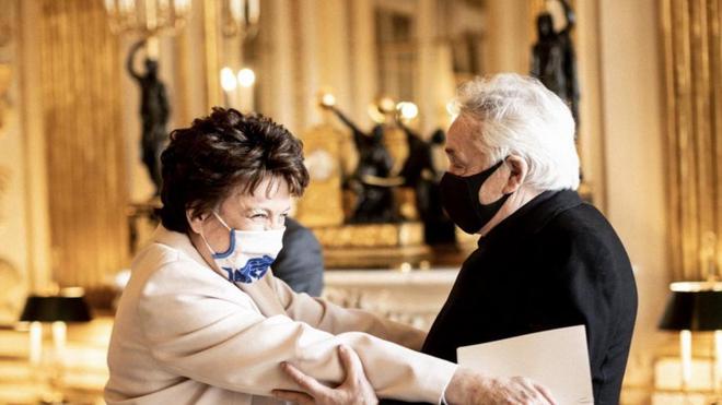 "Je suis commandeur Covid" : cas contact de Roselyne Bachelot, Michel Sardou garde le sourire