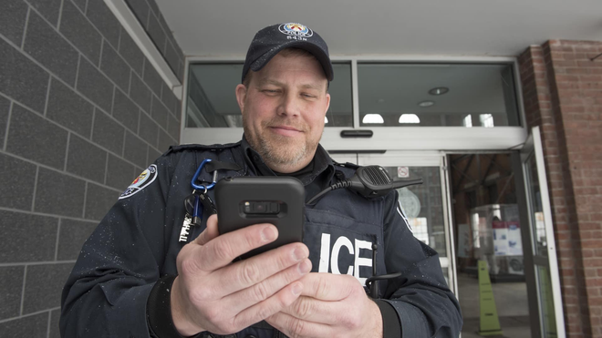 Les flics équipés d'une appli de reconnaissance faciale : Appel à témoignages