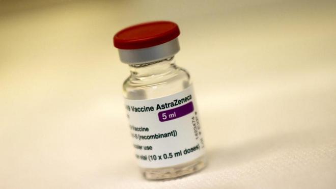 AstraZeneca: une «guerre des vaccins» entre l’Europe et le Royaume-Uni?