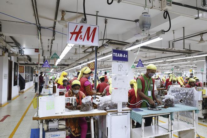 Bangladesh. Dans les ateliers de la «fast fashion», on craint davantage la faim que le Covid