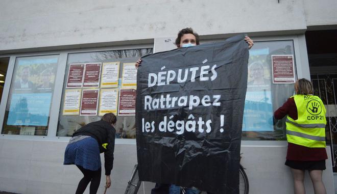Contre la loi climat, des écologistes refont la vitrine d’un député LREM à Strasbourg