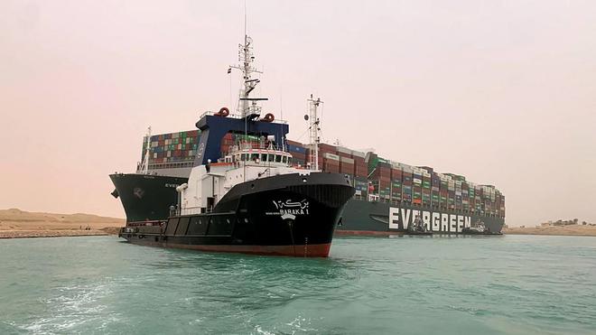 "Nous installons une grue" : le propriétaire du cargo bloquant le canal de Suez espère le déloger ce samedi