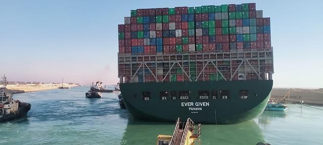 Canal de Suez : le porte-conteneur Ever Given a été remis à flot, le trafic reprend
