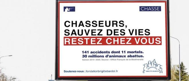 La Fondation Brigitte Bardot lance aujourd'hui une campagne de pub anti-chasse avec des panneaux partout en France: "Chasseurs, sauvez des vies restez chez vous"