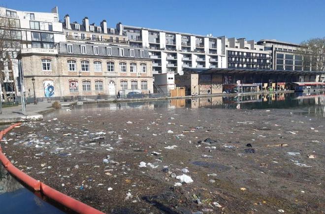 Paris : une marée de déchets sur le bassin de la Villette