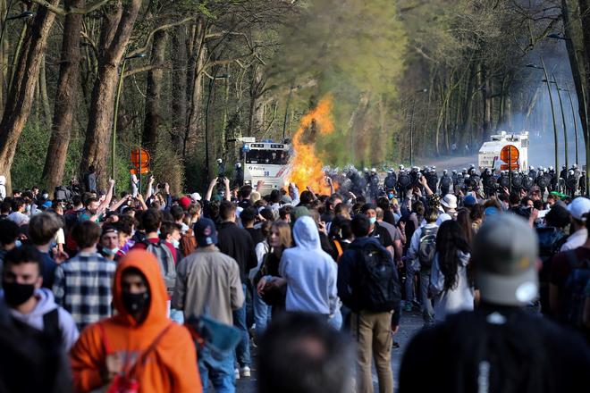Bruxelles : charges de la police pour évacuer des milliers de personnes réunies dans un parc