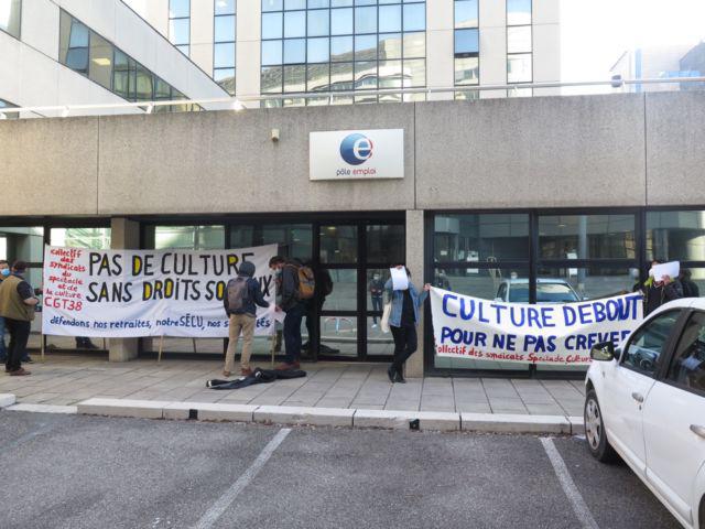 Grenoble : des militants du monde de la culture investissent une agence Pôle emploi pour protester contre la réforme de l’Assurance chômage