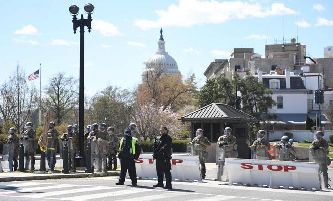 Une voiture fonce sur deux policiers, devant le Capitole à Washington