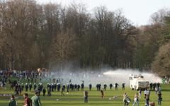 La police belge déploie la cavalerie et des canons à eau pour disperser une fête anti-confinement