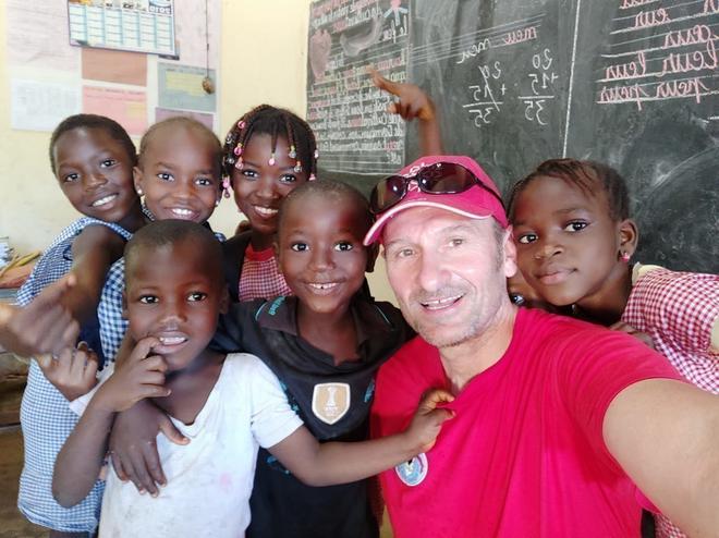 Professeur à Cherbourg, il travaille avec acharnement pour construire une école en Guinée