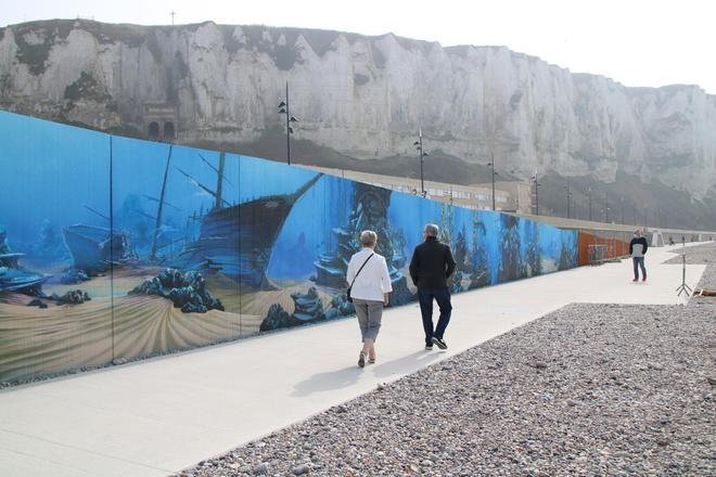 Au Tréport, la fresque de Johann Grenier face à la mer est terminée