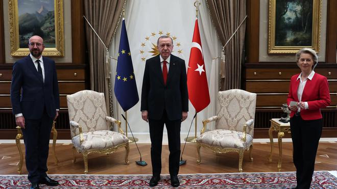En Turquie, Ursula von der Leyen privée de chaise lors d'une réunion avec Erdogan