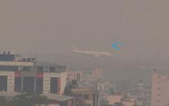 VIDÉO. Népal : avions dans le brouillard et écoles fermées... Katmandou suffoque sous la fumée des feux de forêts