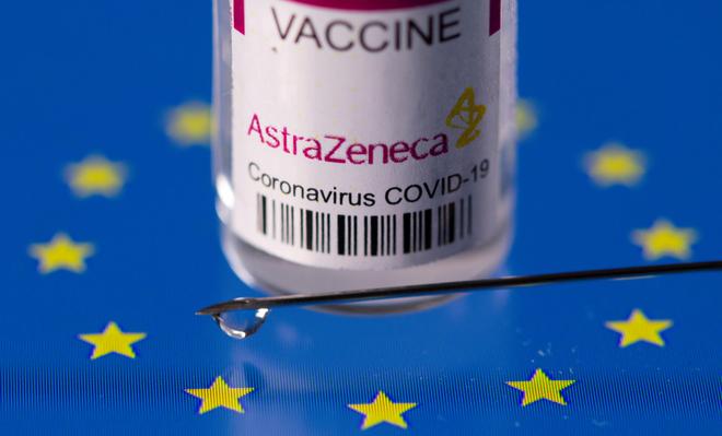 Vaccin AstraZeneca : les thromboses devraient être ajoutées aux effets secondaires rares, juge l’EMA