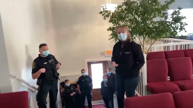 Tyrannie sanitaire. Il chasse la police de son église pendant les Fêtes de Pâques (Canada)