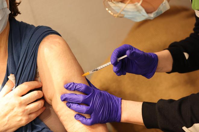 Vaccination élargie dès lundi : la méfiance vis-à-vis d’AstraZeneca peut-elle être un frein ?