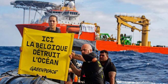 Face à l'entreprise belge GSR, en plein Pacifique, Greenpeace proteste contre les projets miniers dans les fonds marins